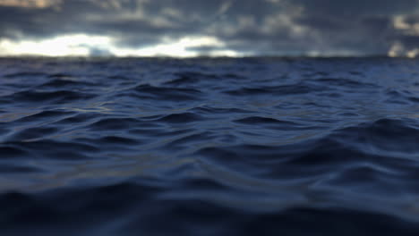 Blick-Auf-Die-Dunkle-Meeresoberfläche.-Meeres--Und-Himmelslandschaft,-Defokussierter-Effekt-Und-Stürmische-Wolken-Als-Hintergrund